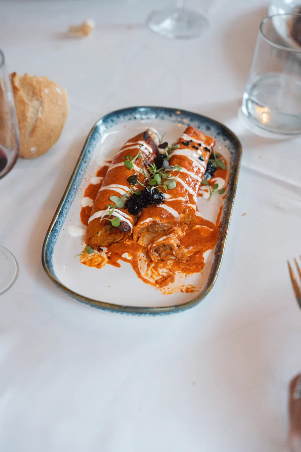 platos en mesa_Trece-11